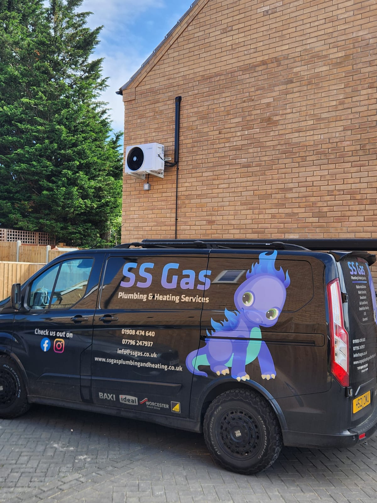 Compact air conditioning setup for a modern home office